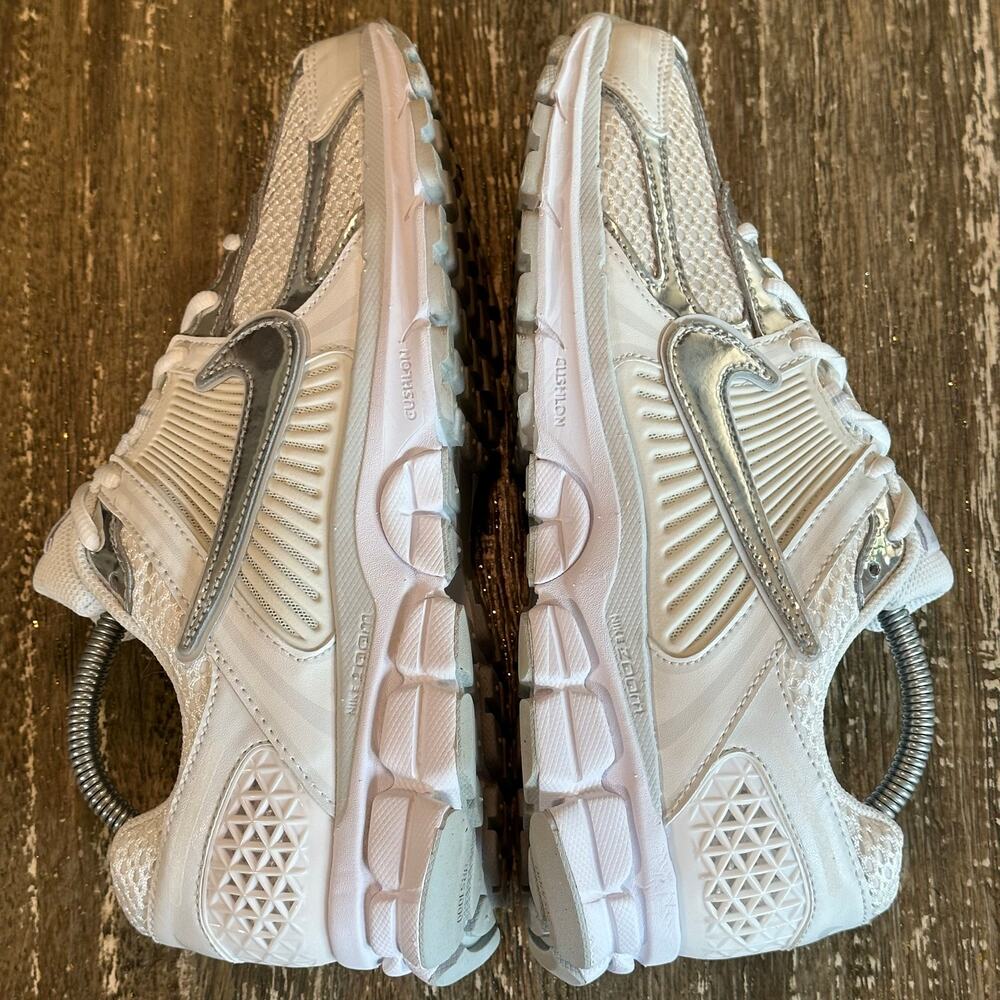Nike Zoom Vomero 5 Sneakers Mesh Metallic Silver White Chrome Toe Womens Size 10 - Picture 9 of 15